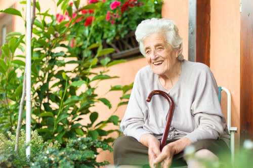 Starsza osoba i poważna choroba – 6 wskazówek, jak jej pomóc