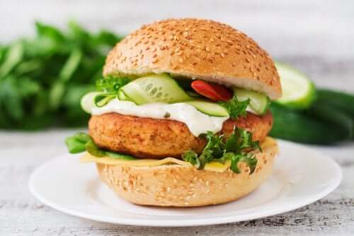 Burger z kurczaka - danie o wysokiej zawartości białka