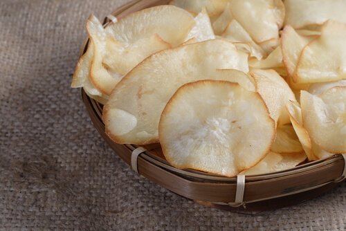 Chipsy z bakłażana możesz podać samodzielnie lub z sosami.