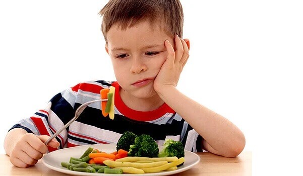 Chłopiec i talerz z warzywami