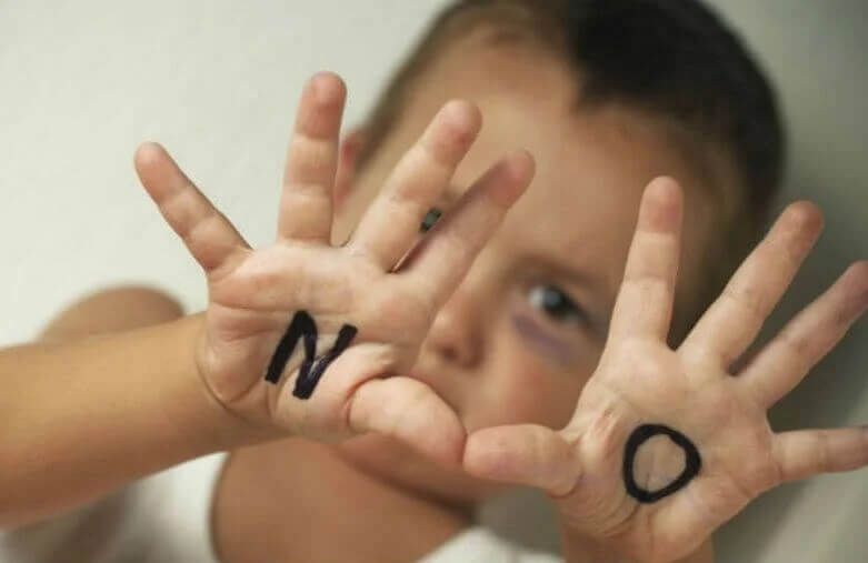 Chłopiec z napisem na dłoniach - przemoc wobec dzieci