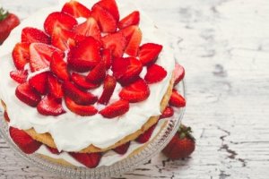 Ciasto truskawkowe - przepis z kremem bez cukru