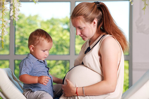Kobieta w ciąży z drugim dzieckiem
