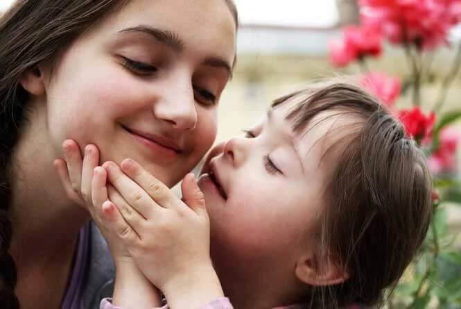 Dziewczynka i dziecko z zespołem downa