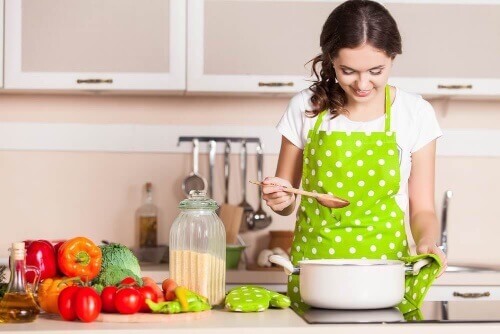 Kobieta w kuchni - zdrowe nawyki żywieniowe