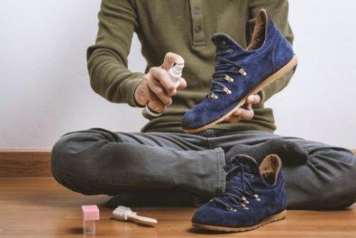 Brzydki zapach stóp wynika również z noszenia nieodpowiedniego obuwia.