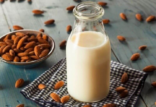 Sklepowe mleko migdałowe jest często wzbogacane witaminami.