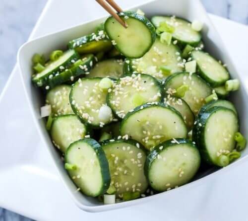 Spożywanie ogórka w sałatkach