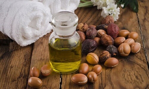 Olej jojoba najbardziej przypomina naturalne sebum.