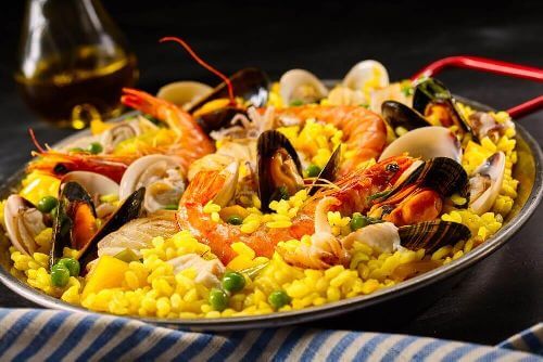 Paella z owocami morza jako przykład potrawy z ryżu