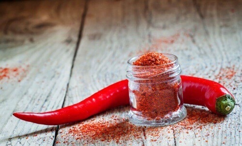 Okład z pieprzu cayenne dobrze jest połączyć z masażem.