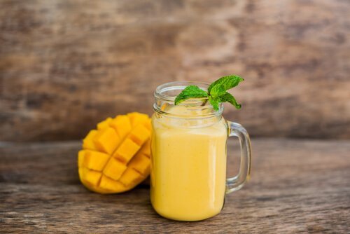 Egzotyczny smak mango równoważy smak szpinaku.