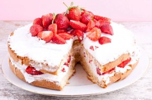 Tort mrożony z truskawkami - banalny przepis