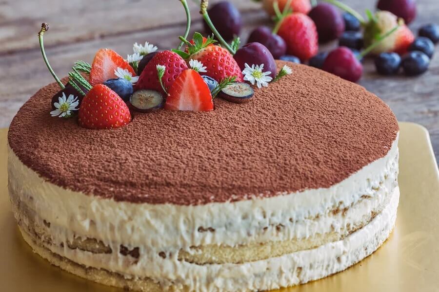 Włoskie tiramisu z owocami
