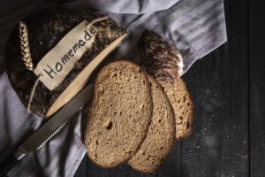 Domowy chleb z mąki żytniej i orkiszowej