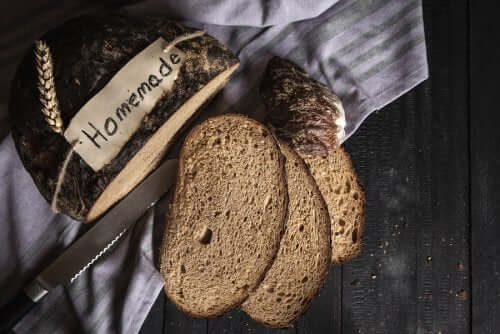 Domowy chleb z mąki żytniej i orkiszowej
