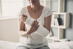 Gips i szyna: do czego służą i jak o nie dbać?