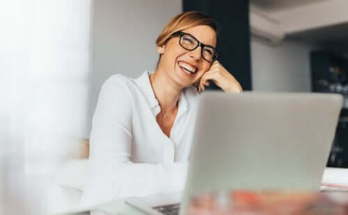 Zadowolona kobieta w biurze