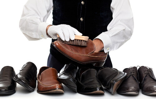 Osoba czyszcząca skórzane buty