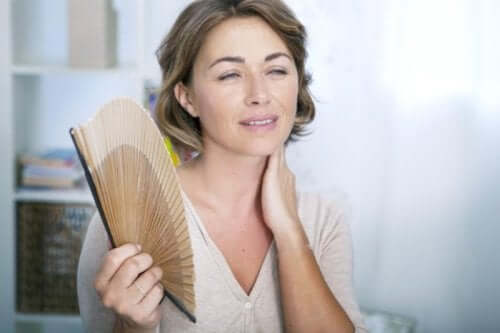 Zbyt wczesna menopauza może się zaczynać od uderzeń gorąca
