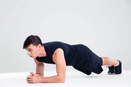 Szybkie ćwiczenia na brzuch: deska lub plank.