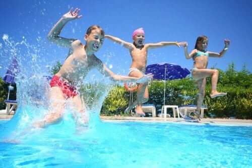 Dzieci skaczą do basenu