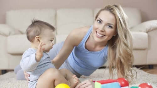 Kobieta i dziecko na podłodze