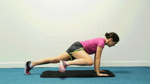 Ćwiczenia na brzuch: wspinaczka w pozycji deski.