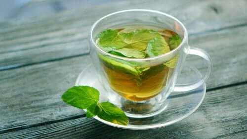 Herbata z mięty - odkryj jej zdrowotne właściwości