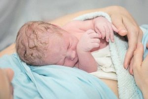 Czy powinniśmy obniżać skórę penisa u noworodka?