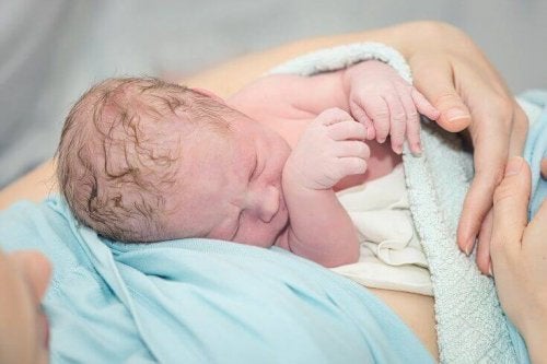 Czy powinniśmy obniżać skórę penisa u noworodka?