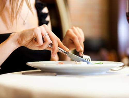 Spożywanie posiłku nożem i widelcem - chwyty psychologiczne