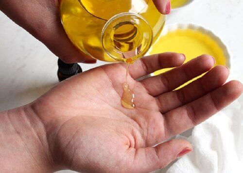 Wylewanie olejku na dłoń