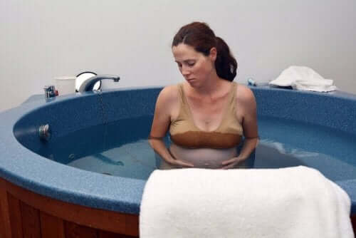 Poród w wodzie a pęknięcie krocza