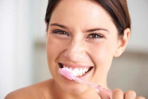 Mycie zębów sodą - naturalne wybielanie zębów