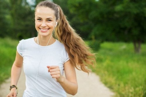 Kobieta uprawia jogging