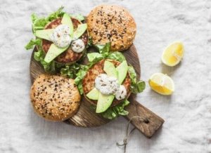 Burgery z filetem z tuńczyka: zdrowy przepis