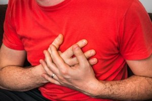 Ból w klatce piersiowej przy kaszlu - co go powoduje?