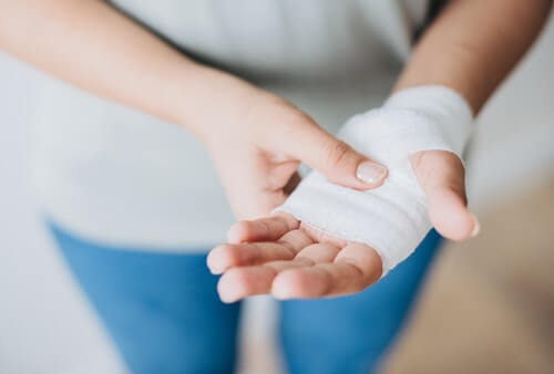 Gojenie się ran - ręka z bandażem