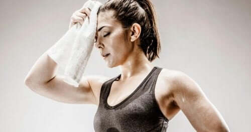 Spocona kobieta po treningu