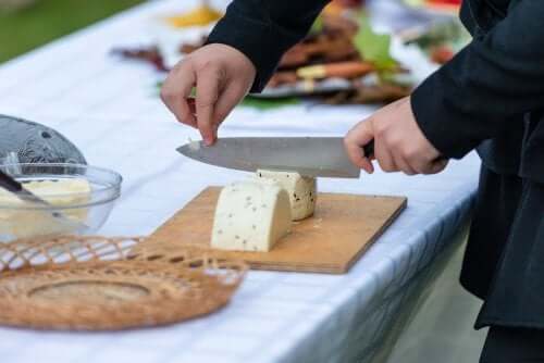 Krojenie sera - poznaj najciekawsze triki