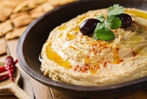 Hummus z kanapką jako wegetariańskie przekąski
