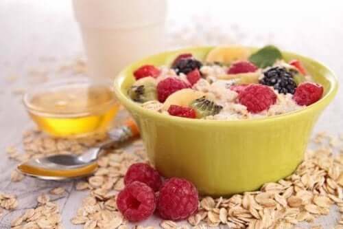 Poziom cholesterolu – zmniejsz zdrowym śniadaniem