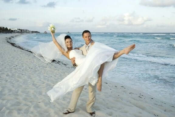Nowożeńcy na plaży
