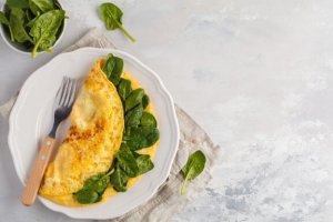 Omlet ze szpinakiem, nasionami chia i spiruliną