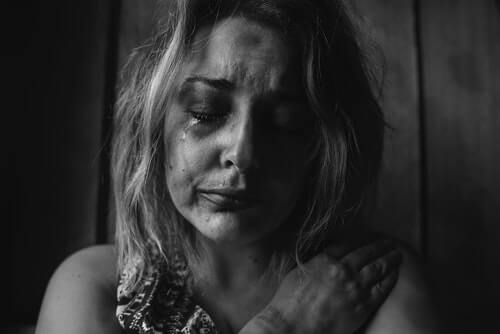 przemoc seksualna smutna kobieta