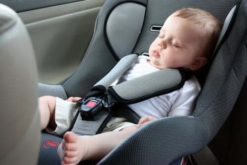 Dziecko śpi w samochodzie - podróż z dzieckiem
