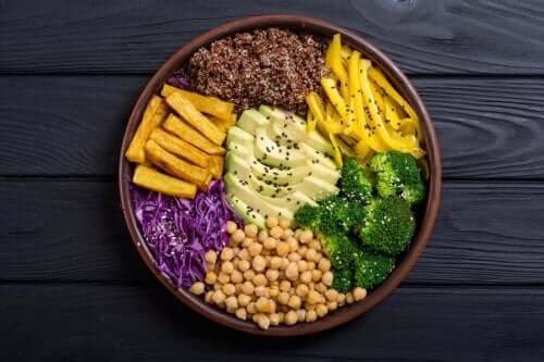 Surowe warzywa podane na talerzu