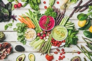 Surowa dieta - korzyści i ryzyko jakie za sobą niesie