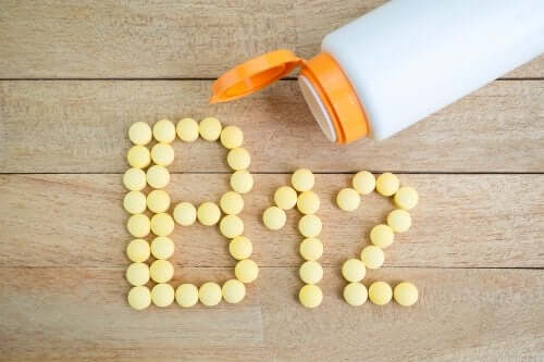 Witamina B12 ułożona z tabletek